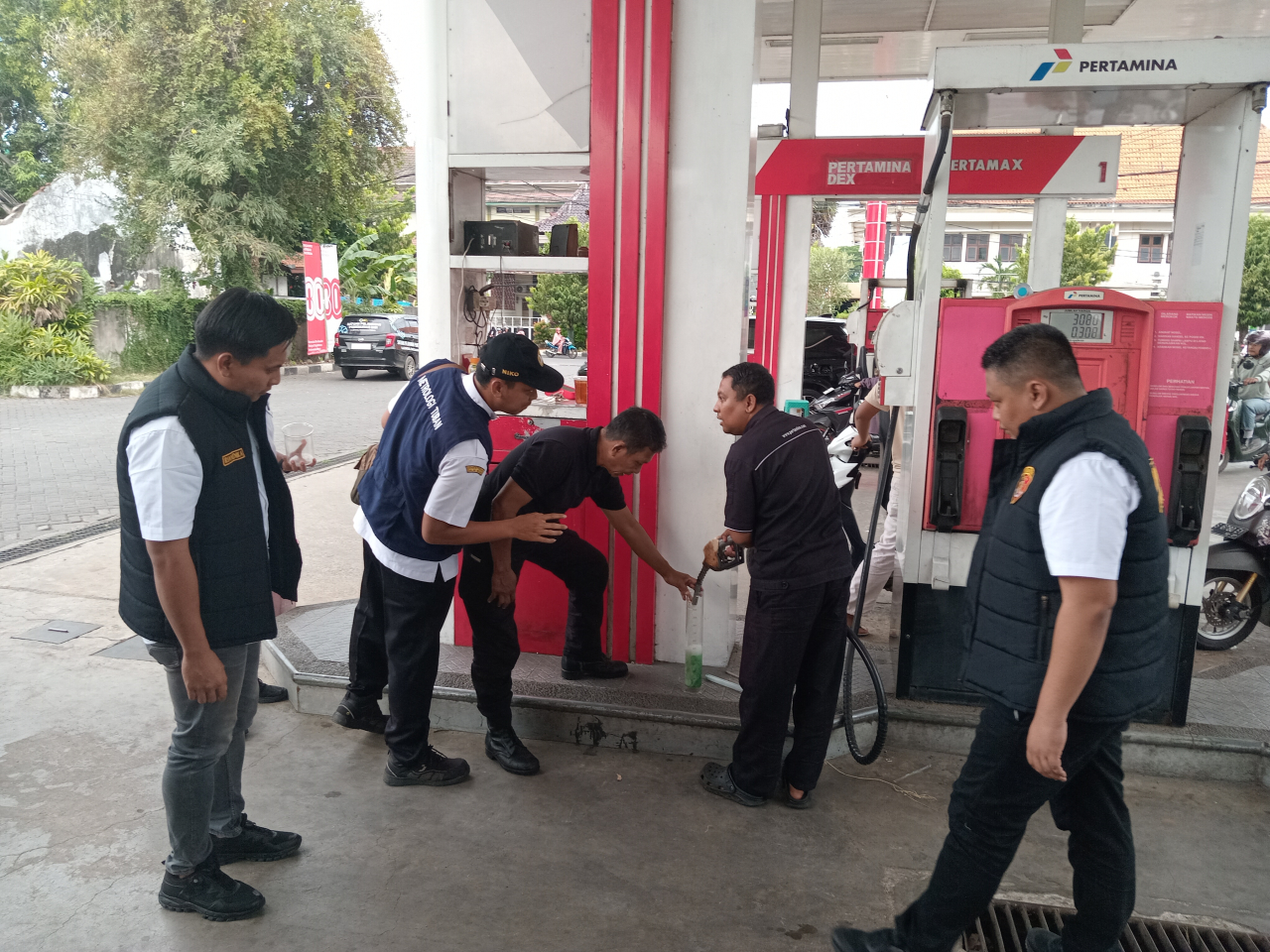 Pemeriksaan BBM jenis Pertalite di salah satu SPBU Di Tuban