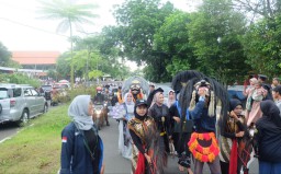 Wisudawan UIN Walisongo Semarang saat diarak dengan kesenian Barongan. (Memanggil.co/Ist)