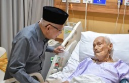 Wakil Presiden Ma'ruf Amin menjenguk KH Ali Yafie saat sedang dirawat intensif di rumah sakit di Tangerang Selatan, Kamis (16/2/2023).(Memanggil.co/Antara)