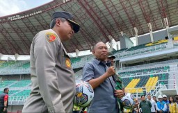 Zainudin Amali saat memberikan keterangan terkait surat pengunduran dirinya yang resmi diterima Presiden RI Joko Widodo di sela peninjauan kesiapan Gelora Bung Tomo (GBT) Surabaya, Senin (13/3/2023). (Memanggil.co/Antara)