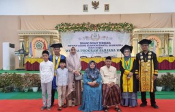 Dokumentasi Gus Labib (kiri) bersama keluarganya usai sidang senat terbuka IAI Khozinatul Ulum dalam rangka wisuda program sarjana yang ke-7 di Graha Nusantara Blora, Minggu (19/03/2023). (Memanggil.co/Ist)