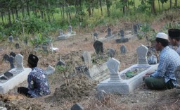 Nyekar menjadi tradisi warga Blora menjelang bulan ramadan tiba. (Memanggil.co/Ist)