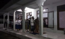Sebagian warga dan santri yang merupakan jamaah Ponpes Mahfilud Duror menjalankan ibadah shalat tarawih yang juga mendahului awal puasa dari ketetapan pemerintah. (Memanggil.co/Antara)