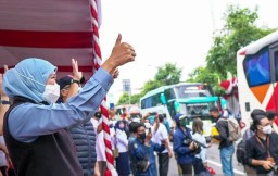 Arsip Gubernur Jawa Timur Khofifah Indar Parawansa (kiri) memberangkatkan mudik gratis menggunakan moda transportasi bus menjelang Lebaran tahun 2022. (Memanggil.co/Antara)