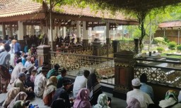 Peziarah di lokasi makam Gus Dur, di Pesantren Tebuireng, Kabupaten Jombang, Jawa Timur. Saat Ramadan 2023, peziarah tetap memadati lokasi makam Gus Dur, berharap berkah di bulan suci ini. (Memanggil.co/Ist)