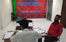 Pelajar AF (18), ketika mengerjakan soal ujian sekolah di Lapas Tuban. (Memanggil.co/Ist)