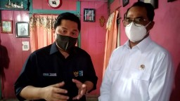 Erick Thohir (kanan) saat diwawancarai wartawan di Cepu, Kabupaten Blora, Jawa Tengah. (Memanggil.co/Ist)