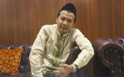 KH Ahmad Zaki Fuad (Gus Zaki) saat diwawancarai wartawan di kediamannya. (Memanggil.co/Ist)