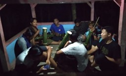 Warga Blora saat memainkan kesenian tradisional 'thetek' di bulan Ramadan. (Memanggil.co/Rianto)