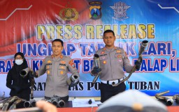 Kapolres Tuban AKBP Rahman, ketika menunjukkan barang bukti knalpot brong. (Memanggil.co/Ist)