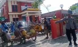 Momen para tukang becak usai ke Mapolsek Jepon mendapatkan paket sembako jelang hari raya Idul Fitri 1444 Hijriah. (Memanggil.co/Ist)
