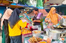 UMKM ramai pengunjung saat kegiatan bazar Ramadan digelar di Pasar Bogorejo. (Memanggil.co/Teguh Arianto)