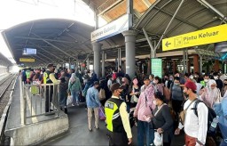Sejumlah penumpang kereta api berada di dalam Stasiun Gubeng Surabaya. (Memanggil.co/hms)