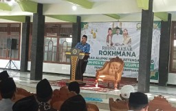 Bupati Blora Gus Arief saat memberikan sambutan dalam acara reuni akbar alumni Ponpes Khozinatul Ulum. (Memanggil.co/Ist)