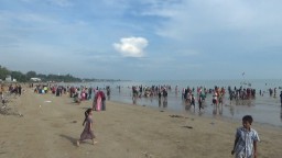 Lebaran Ketupat, Ratusan Warga Desa di Tuban Ikuti Tradisi Mandi di Laut. (Memanggil.co/Khusni Mubarok)