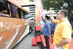 Wagub Jateng Taj Yasin Maimoen (berpeci), juga ikut melepas keberangkatan 550 orang pedagang Warmindo yang mudik ke Jawa Barat dalam program mudik gratis. (Memanggil.co/Ist)