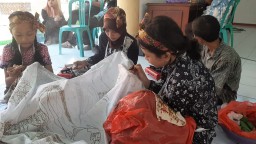Para peserta serius mengikuti lomba membatik yang menjadi rangkaian lomba peringatan Hari Kartini di Kota Rembang, di komplek Museum RA Kartini.(Memanggil.co/ist)