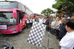 
Sekda Jateng Sumarno melepas keberangkatan angkutan bus gratis tujuan Jakarta dan Bandung di Asrama Haji Donohudan, Boyolali.(Memanggil.co/Ist) 

