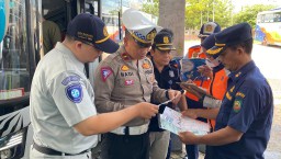 Petugas gabungan Dinrumkimhub, Satlantas Polres Blora bersama petugas Dirjen Perhubungan Darat memeriksa kelengkapan surat dan kelayakan jalan angkutan Lebaran di Terminal Tipe A Kecamatan Cepu.(Memanggil.co/Diskominfo)