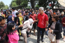 Ganjar Pranowo beserta keluarga saat di lokasi wisata yang dikelola Pemerintah Kota Solo.(Memanggil.co/Ist)