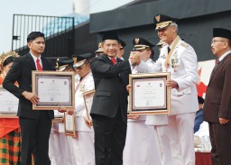 Mendagri Tito Karnavian menyerahkan penghargaan kepada Gubernur Ganjar Pranowo, di Anjungan City of Makassar Pantai Losari, pada Peringatan Hari Otda XXVII. (Memanggil.co/Ist) 