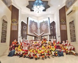 Galeri Gusjigang di Desa Barongan, Kecamatan Kota Kudus, Jawa Tengah. Di galeri ini memiliki keunikan berupa koleksi Al-qur'an raksasa berbahan kanvas sebesar 2 kali 3 meter. (Memanggil.co/Ist)