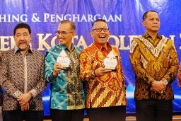 Pj Wali Kota Salatiga, Sinoeng N Rachmadi (dua dari kanan) menerima penghargaan IKT yang diselenggarakan Setara Institute di Jakarta.(Memanggil.co/ist) 