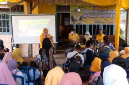 Bacaleg DPRD Blora Tri Ari Kusumawati saat memberikan paparan dalam sebuah kesempatan kegiatan reses Anggota DPRD Provinsi Jawa Tengah Padmasari Mestikajati. (Memanggil.co/Ist)