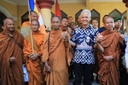 Gubernur  Jawa Tengah Ganjar Pranowo berfoto bersama para biksu yang sedang melakukan ritual Thudong (Memanggil.co/Antara)