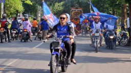Imam Sutiono, Ketua Partai Demokrat Tuban ketika mengendarai motor tanpa pakai helm. 
