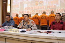 Satreskrim Polres Sukabumi ekspose pelaku penculikan dan pengeroyokan. (Memanggil.co/Boby Roska)