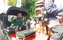 Bupati Gus Arief naik dokar mengantarkan pendaftaran bacaleg partainya ke KPU Blora. (Memanggil.co/Ist)