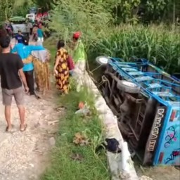 Sebuah kereta kelinci atau odong-odong yang mengangkut 30 orang terjun bebas di persawahan kawasan wisata Blora (Memanggil.co/lst)