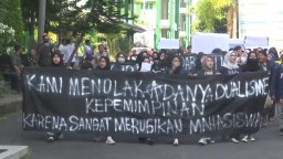 Mahasiswa Unisla gelar demo menolak dualisme pimpinan kampus.