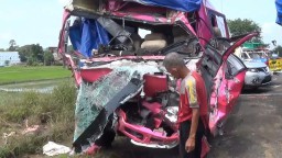 Penampakan bangkai elf yang menabrak truk di Tol Ngawi. (Memanggil.co/Khusni Mubarok)