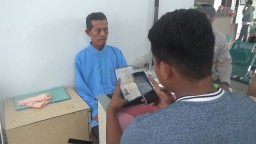Rekam biometrik untuk visa calon jamaah haji di Kemenag Tuban. (Memanggil.co/Khusni Mubarok)