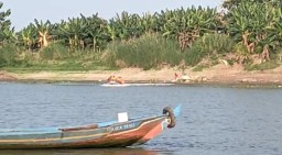 Tim SAR gabungan melakukan pencarian terhadap korban tenggelam di Sungai Bengawan Solo Lamongan.