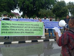 Warga Gelar Aksi Dukung Polri Usut Tuntas Kasus Penyelundupan BBM di Tuban.