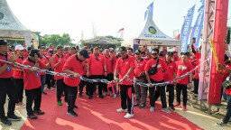 Bupati Rembang Abdul Hafidz menggunting rangkaian bunga menandai pembukaan kegiatan Gebyar May Day, di Alun-alun Rembang.(Memanggil.co)