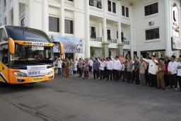 Calon jamaah haji asal Tuban diberangkat menuju asrama haji Surabaya.