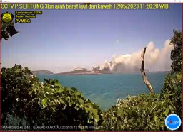 Gunung Anak Krakatau dari pos Sertung arah barat daya gunung, Jumat 12 Mei 2023. (Memanggil.co/Foto magma.esdm)