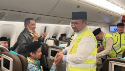 Menag Yaqut Cholil Qoumas melepas keberangkatan jemaah haji JKG-01 di Bandara Soekarno Hatta, pada Rabu 24 Mei 2023. (Memanggil.co/kemenag)
