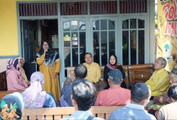 Mbak Tri ketika memberikan sambutan dalam sebuah kesempatan acara di Kecamatan Jiken, Kabupaten Blora, Jawa Tengah. (Memanggil.co/Ist)