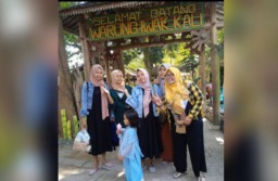 Mbak Tri Ari Kusumawati (hijab kuning). (Memanggil.co/Ist)
