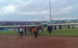 Suasana kericuhan saat pertandingan di dalam stadion. (Memanggil.co/Ist)