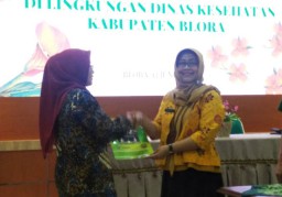 Direktur RSUD dr R Soeprapto Cepu drg Wilys Yuniarti (kiri) dan Sekretaris Dinas Kesehatan Kabupaten Blora dr Nur Betsia Bertawati (kanan). (Memanggil.co/Ist)