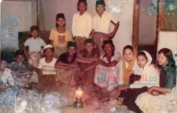 Foto lawas santri-santriwati Ponpes Khozinatul Ulum, Blora, Jawa Tengah. (Memanggil.co/Bu Ainun)