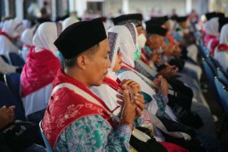 Jemaah calon haji asal Tuban ketika berdoa sebelum berangkat. (memanggil.co)