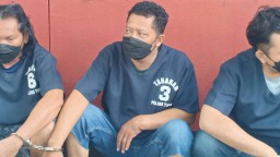 Tersangka ketika dibawa ke Mapolres Tuban. (memanggil.co)