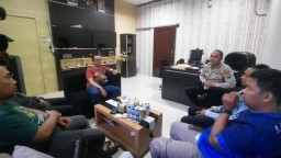 Perwakilan jurnalis ketika berdiskusi dengan Wakapolres Tuban.